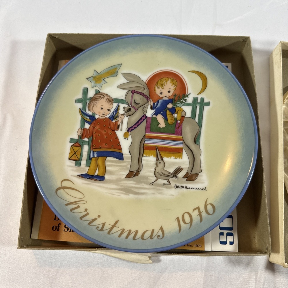 SCHMID Berta Hummel Vintage 1976 Collection Christmas Plate Sacred Journey w/Box